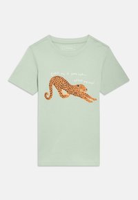 Šviesiai žalia medvilninė marškinėliai su žaismingu oranžiniu leopardu juodais taškais ir užrašu „Pagauk mane, jei gali… po mano miego!“