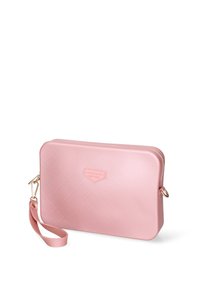 Elegante borsa a mano rosa con chiusura a zip e tracolla, caratterizzata da un design testurizzato sottile e una piccola placca con logo.