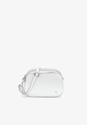 Kleine zilveren metallic leren crossbodytas met verstelbare band en ritssluiting, met een subtiel reliëflogo aan de voorkant.