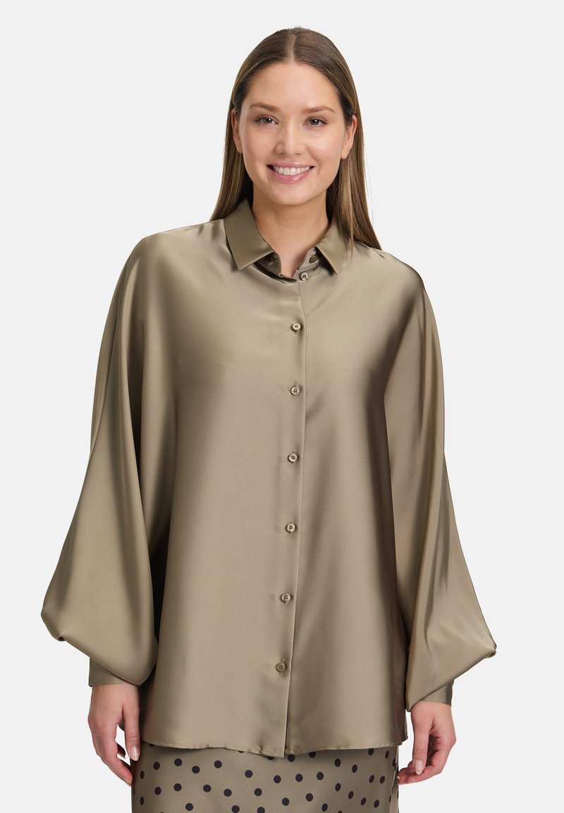 Blusa di raso verde oliva con colletto classico, chiusura a bottoni e maniche larghe, caratterizzata da una texture liscia e una vestibilità morbida.
