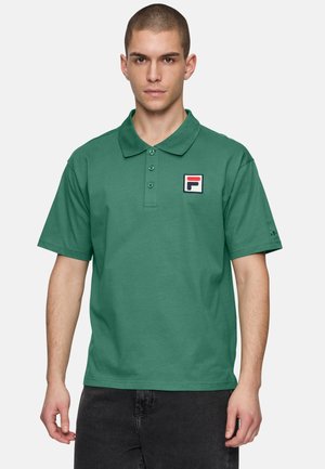 Polo shirt in cotone verde con placca a tre bottoni e maniche corte. Presenta un piccolo patch con il logo Fila sul petto sinistro.