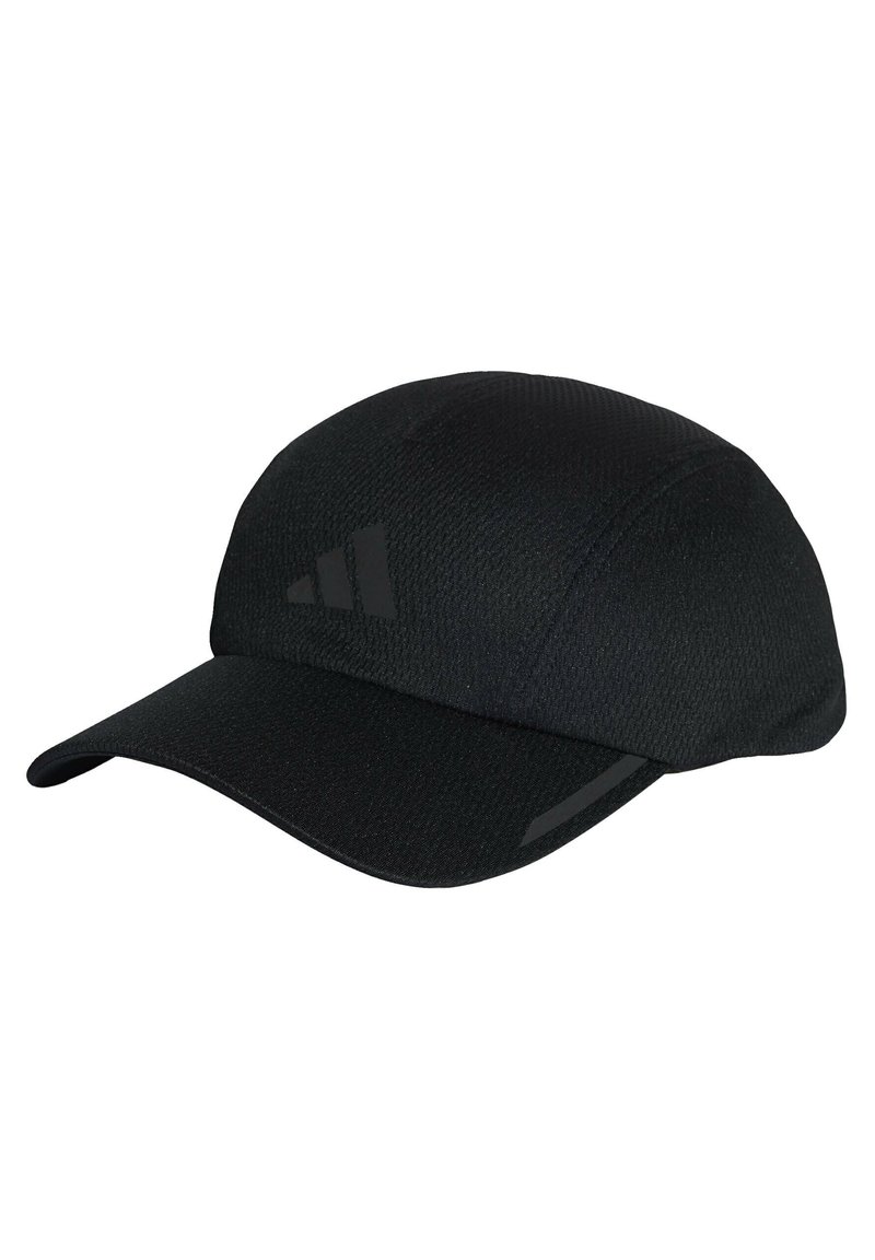 Cappellino sportivo nero realizzato in tessuto testurizzato, con visiera curvata, dettagli riflettenti e un logo discreto sulla pannello frontale.