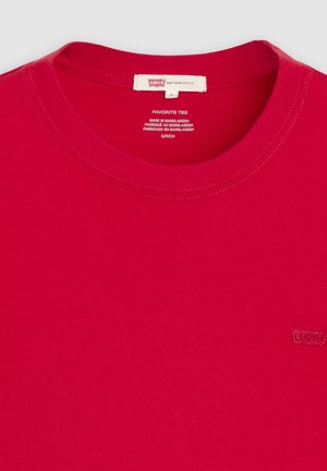 T-shirt Levi's rouge à col rond avec étiquette de marque à l'intérieur du col et petit logo brodé sur la poitrine, taille small.