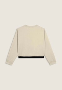 Sudadera corta de color beige claro con mangas largas y ribete negro. Textura lisa con escote redondo y diseño minimalista.