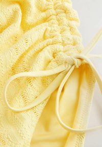 Next Uimapuku - yellow lace