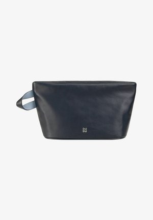 Bolso de cuero azul marino de forma rectangular, con una textura suave y una correa de acento azul. Presenta un logo plateado en la parte frontal.