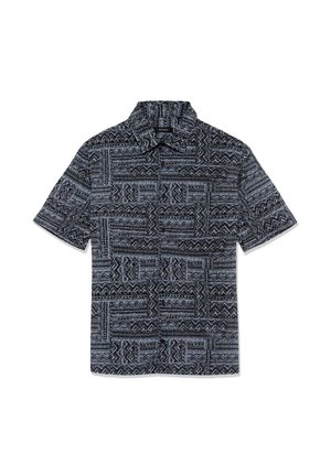 Kurzärmliges Hemd zum Knöpfen mit schwarzem und grauem geometrischem Zickzack- und Streifenmuster, Haifischkragen, flach auf weißem Hintergrund ausgelegt.