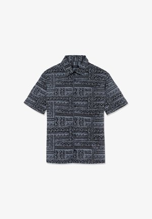 Kurzärmliges Hemd zum Knöpfen mit schwarzem und grauem geometrischem Zickzack- und Streifenmuster, Haifischkragen, flach auf weißem Hintergrund ausgelegt.