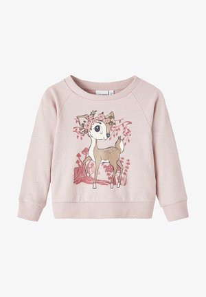 Sweat-shirt enfant rose clair avec un cerf de dessin animé portant une couronne de fleurs, debout parmi des plantes et des champignons.