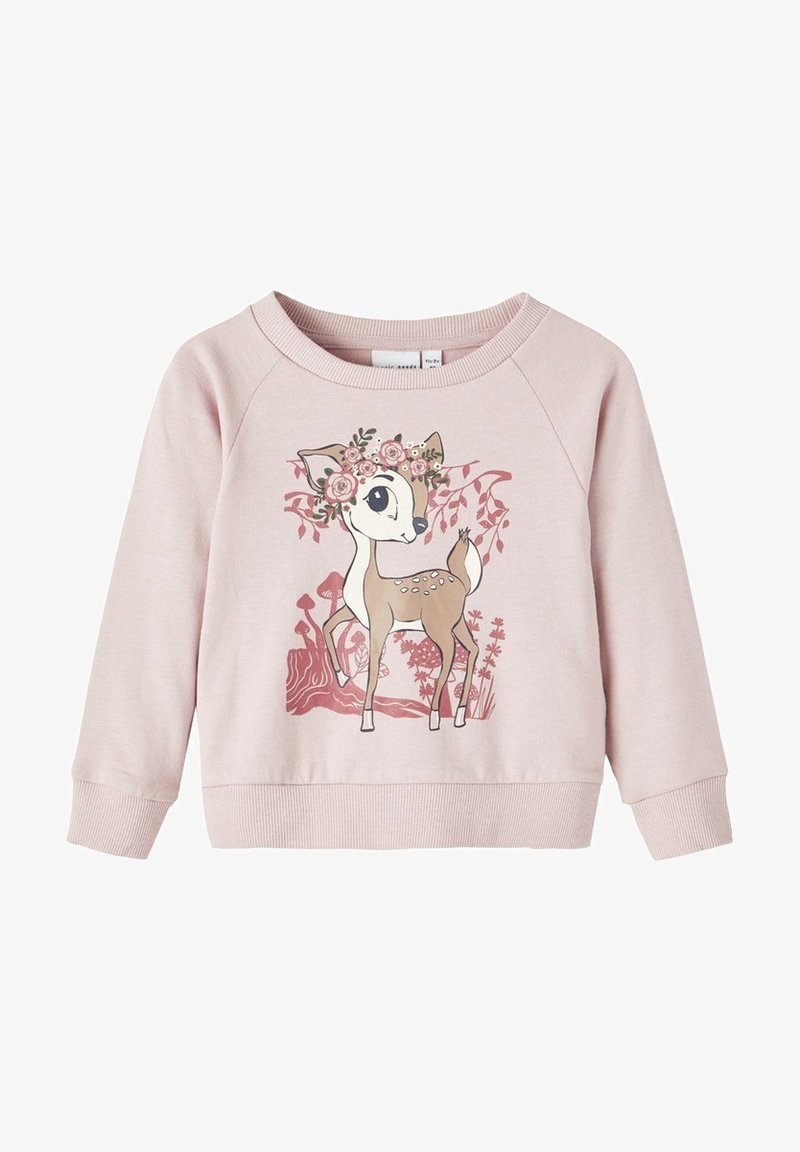 Sweat-shirt enfant rose clair avec un cerf de dessin animé portant une couronne de fleurs, debout parmi des plantes et des champignons.