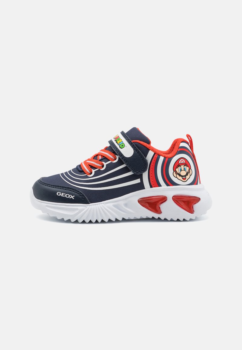 Ténis azul marinho com detalhes em vermelho, apresentando um design de personagem, tecido suave, sola branca com detalhes em vermelho e faixa ajustável.