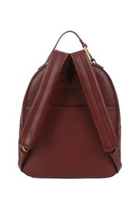 Zaino in pelle marrone scuro con finitura strutturata, dotato di due spallacci regolabili e di una maniglia superiore. Dettagli cuciti valorizzano il design.