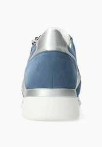 Baskets en suède bleu avec des accents argentés et une semelle en caoutchouc blanche ; elles disposent d'une fermeture éclair sur le côté et d'un design à bout rond.