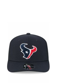 Marineblaues Cap mit strukturiertem Design, das ein mehrfarbig gesticktes Teamlogo in Rot, Weiß und Blau aufweist. Mit dehnbarem Druckverschluss.