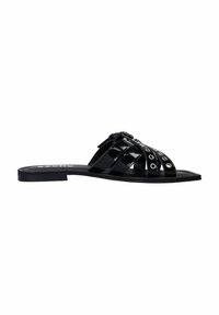 Zwarte lakleren sandalen met een multi-strap ontwerp, voorzien van zilveren oogjes en een platte zool voor gemakkelijk aan- en uittrekken.