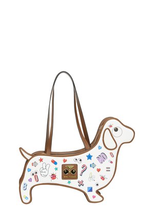 Witte handtas in de vorm van een hond met bruine randen, versierd met kleurrijke symbolen, harten, sterren en een label met de tekst "EYE THEME" aan de zijkant.