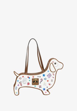 Valkoinen koiranmuotoinen käsilaukku ruskealla reunuksella, koristeltu värikkäillä symboleilla, sydämillä, tähdillä ja kyljessä olevalla tarralla, jossa lukee "EYE THEME".