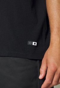 Edwin OVERSIZE BASIC UNISEX - Lihtne T-särk - black