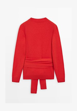 Maglione rosso lavorato a maglia con scollo rotondo, maniche raglan e dettaglio di cintura annodata in vita. Tessuto morbido e polsini e orlo a coste.