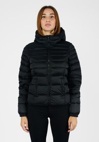 Giacca a vento nera con chiusura a zip, cappuccio e polsini elasticizzati. Presenta un design trapuntato e una texture liscia e lucida.