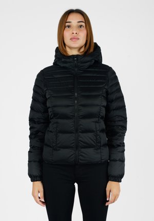 Giacca a vento nera con chiusura a zip, cappuccio e polsini elasticizzati. Presenta un design trapuntato e una texture liscia e lucida.