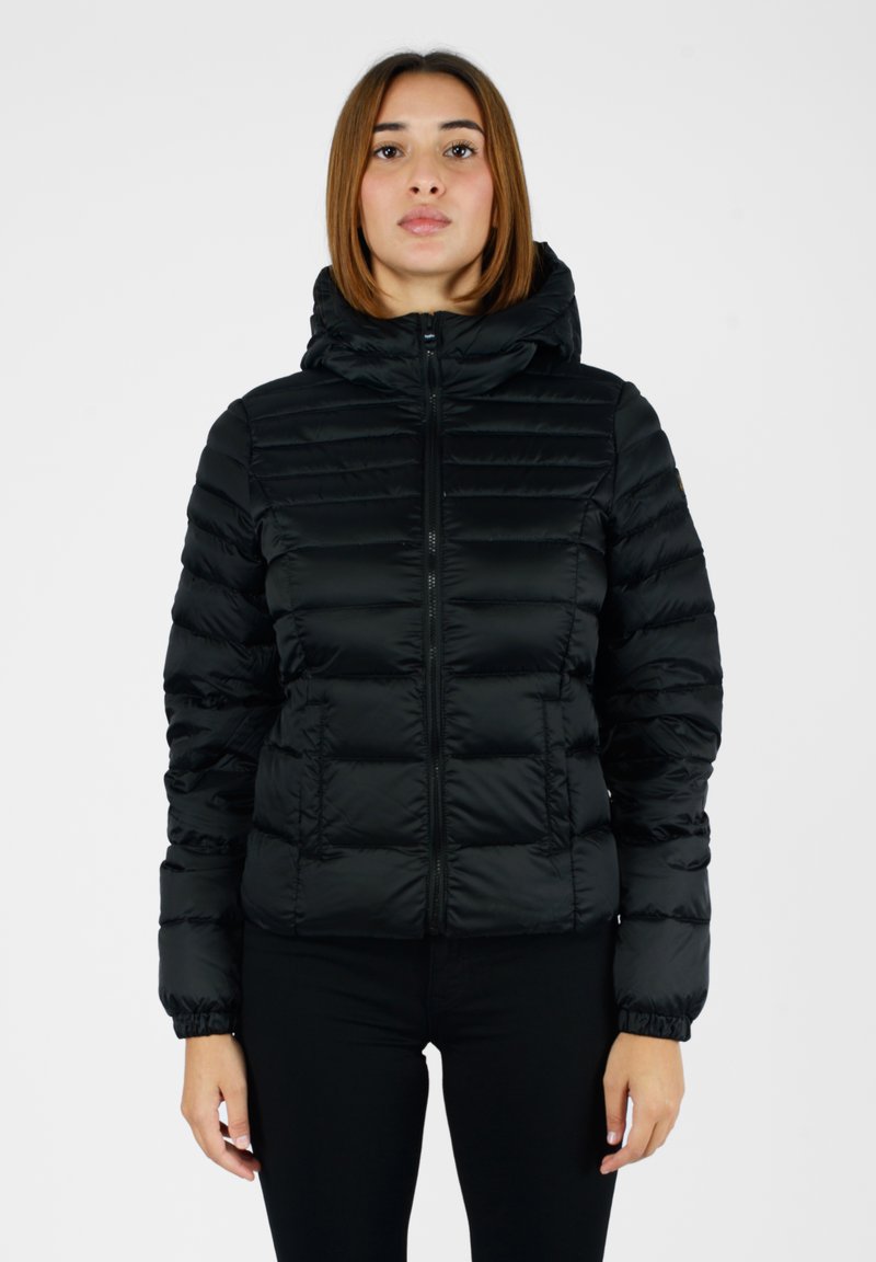 Giacca a vento nera con chiusura a zip, cappuccio e polsini elasticizzati. Presenta un design trapuntato e una texture liscia e lucida.