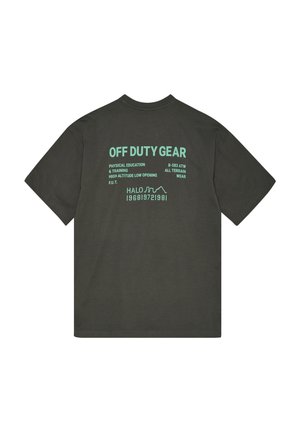 Donkergroen T-shirt met turquoise tekst "OFF DUTY GEAR" en kleinere tekst op de achterkant met betrekking tot lichamelijke opvoeding, terreinuitrusting en datums.
