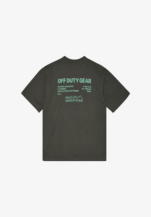 Ciemnozielona koszulka z turkusowym napisem "OFF DUTY GEAR" oraz mniejszym tekstem dotyczącym wychowania fizycznego, odzieży terenowej i dat na plecach.