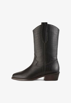 Zwarte faux leren cowboylaars met een krokodillenstructuur, puntige neus, hoge schacht en een kleine gestapelde hak. Accentueert met een decoratieve naad.