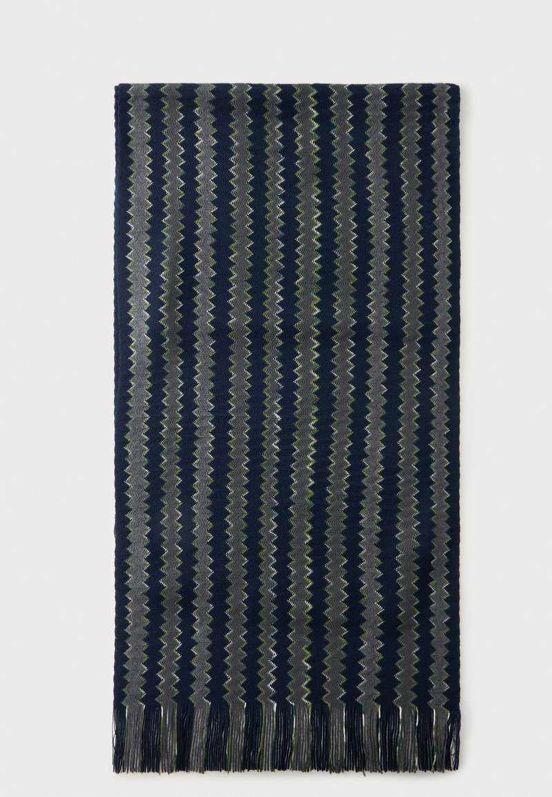 Écharpe rectangulaire avec des rayures zigzag verticales en bleu foncé, gris et vert olive, finition avec de longues franges sur les deux bords courts.