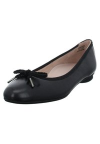 Černé kožené baletní ploché boty s kulatou špičkou, zdobené splétanou černou mašlí a dekorativními stříbrnými kovovými akcenty. Hladký povrch, nízký profil.