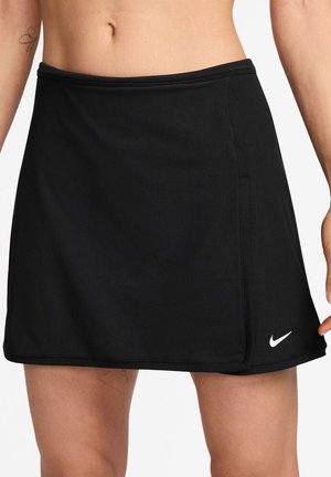 Zwarte sportieve rok van lichtgewicht stof, met een gladde textuur, een gelaagd ontwerp en een klein wit logo aan de onderkant aan de linkerkant.