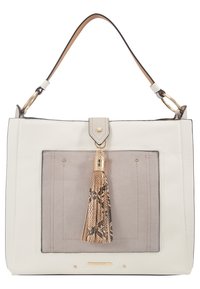 Krämfärgad läderhandväska med grått framfack och en beige tassel med ormskinnsmönster hängande från guldhardware.