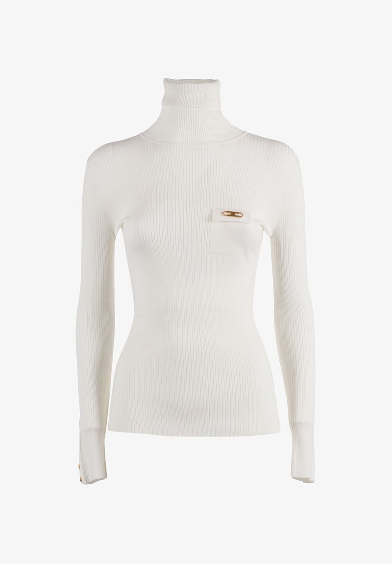 Gerippter weißer Rollkragenpullover mit langen Ärmeln und einer kleinen Tasche mit goldenem Akzent. Strukturierter Stoff und figurbetontes Design.