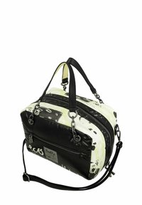 Sac à main noir et blanc à finition brillante, doté de doubles anses, d'une bandoulière amovible, de deux compartiments à fermeture éclair et d'accents graphiques.