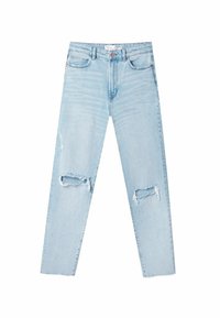 Světle modré džíny s úzkým střihem, které mají dvě díry na kolenou, třepené okraje a klasický pětikapsový design.