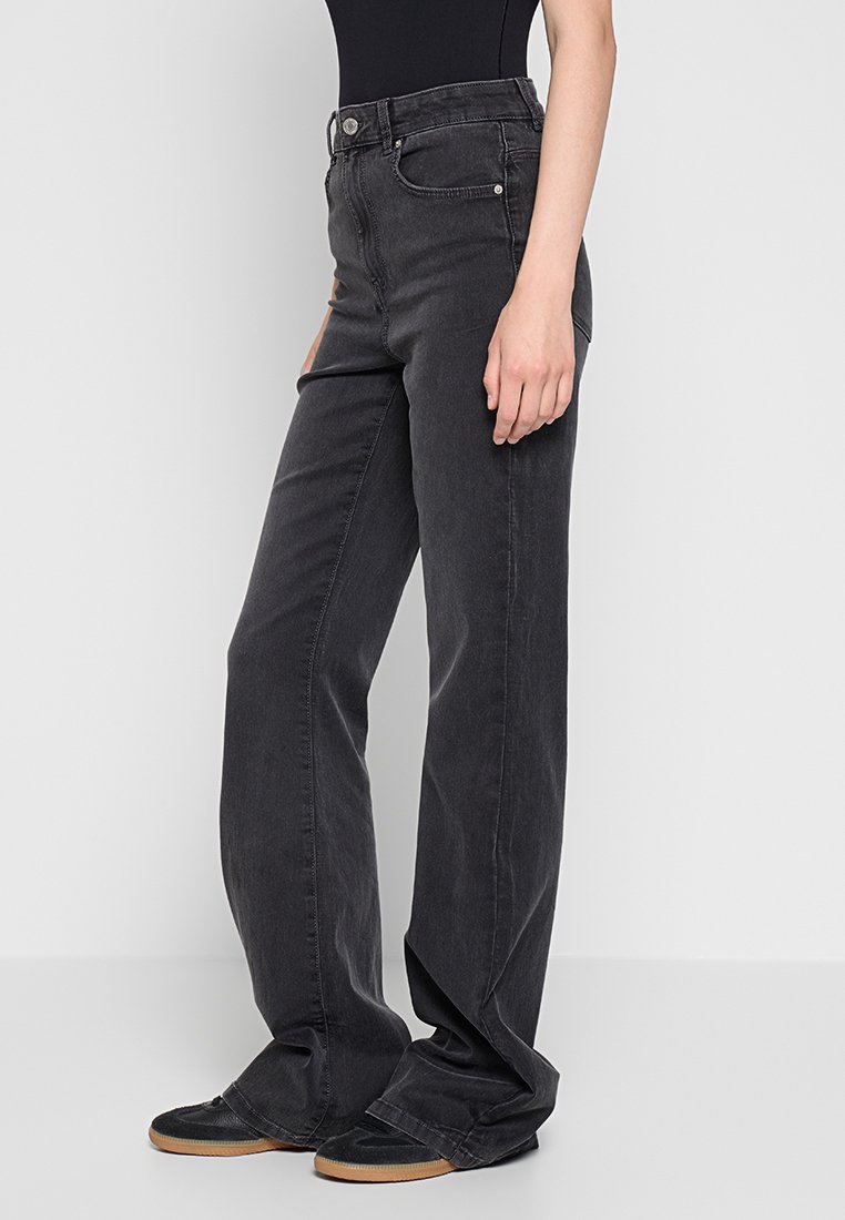 Zwarte wijde jeans in een katoenmix met een hoge taille, vijf zakken, subtiele vervaging en een rechte snit.