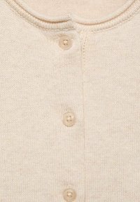 Cardigan tricotat de culoare crem, cu guler rotund, având cinci nasturi asortați și un material moale, texturat.