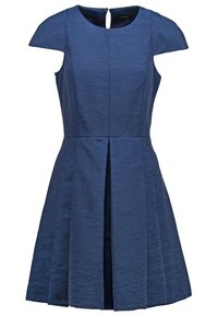 Robe bleue à la coupe structurée, manches courtes et ballon, et dos à découpe. Elle présente une jupe plissée et un tissu texturé avec de fines rayures.