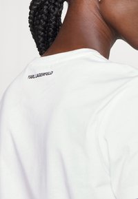 KARL LAGERFELD IKON KARL & CHOUPETTE - Triko s potiskem - white