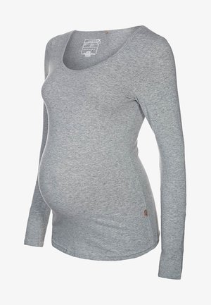T-shirt de maternité à manches longues en gris clair, fabriqué en mélange de coton doux. Doté d'un décolleté profond et d'une structure ajustée pour le confort.