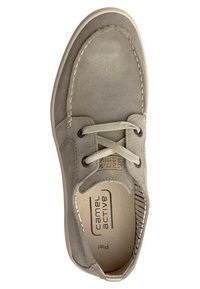 Chaussure casual en daim beige avec lacets crème, coutures contrastées et marquage "camel active" sur la semelle intérieure et la languette.