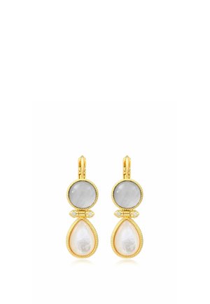 Boucles d'oreilles goutte en or avec des pierres rondes grises, de petits cristaux clairs et de grandes pierres en forme de goutte semblables à des perles suspendues en dessous.