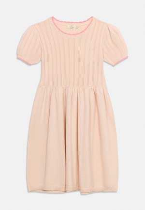 Rochie roz deschis cu mâneci scurte, cu bodice tricotat cu dungi verticale, mâneci bufante, margini roz la decolteu și la marginea mânecilor și fustă adunată.