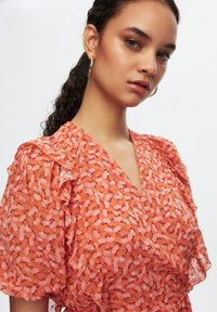 adL FRILL PATTERNED - Vapaa-ajan mekko - patterned salmon