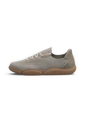 Sneaker in maglia grigio chiaro con suola e tacco in gomma beige, design con lacci e suola esterna flessibile e testurizzata, vista di lato.