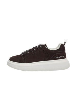 Sneaker basse in suede marrone scuro con lacci bianchi e neri, collo imbottito bianco e suola bianca spessa con scritta del marchio sul tallone.