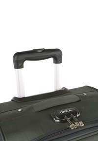 Maleta de tela negra con asa retráctil de aluminio, cierre con doble cremallera y cerradura de combinación. Cuenta con superficie texturizada y asa superior.