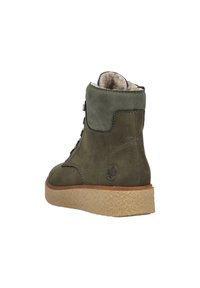 Bottine en daim vert avec une semelle texturée de couleur marron clair. Présente un design à lacets et une doublure intérieure douce. Logo fleur-de-lis sur le côté.