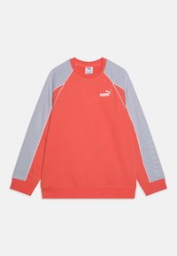 Felpa color corallo con maniche raglan grigie. Presenta un piccolo logo bianco sul petto e cuciture bianche decorative lungo le maniche.